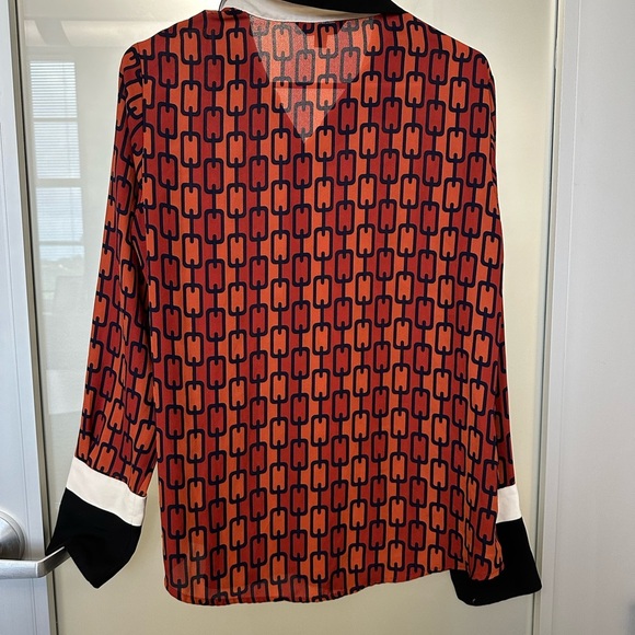 Express Geometric Classic Design Blouse with contrast cuffs and collar medium - Picture 3 of 5